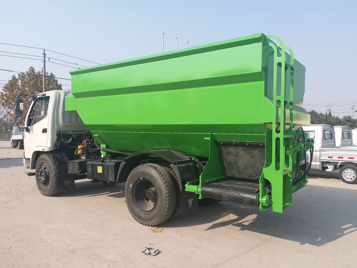 河南某公司購(gòu)買雙側(cè)撒料車 河南某公司購(gòu)買雙側(cè)撒料車