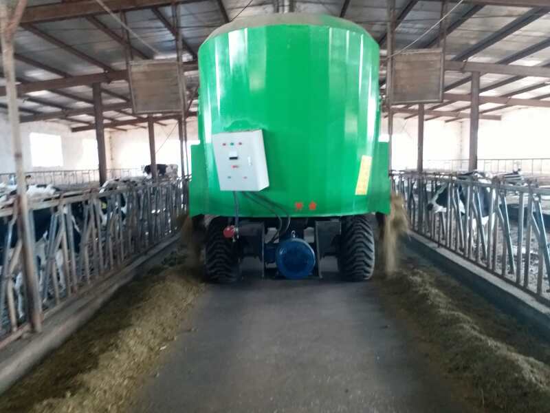 河南某公司購買牽引式TMR攪拌機(jī) 河南某公司購買牽引式TMR攪拌機(jī)